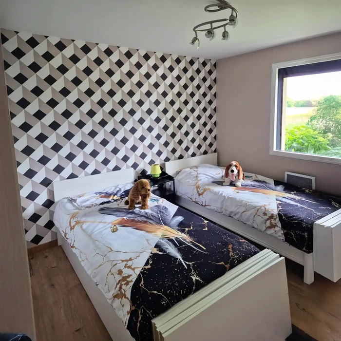 Chambre d'enfants avec deux lits simples blancs sur plateforme