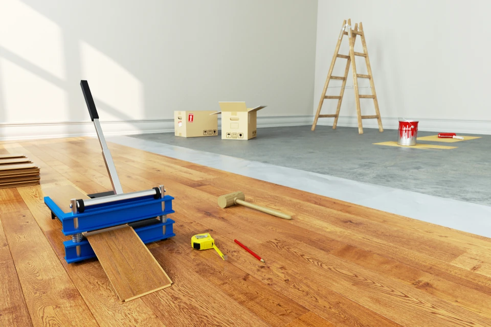 Int&eacute;rieur en r&eacute;novation avec sol partiellement r&eacute;nov&eacute;, partie parquet bois massif pos&eacute; et partie chape b&eacute;ton brute
