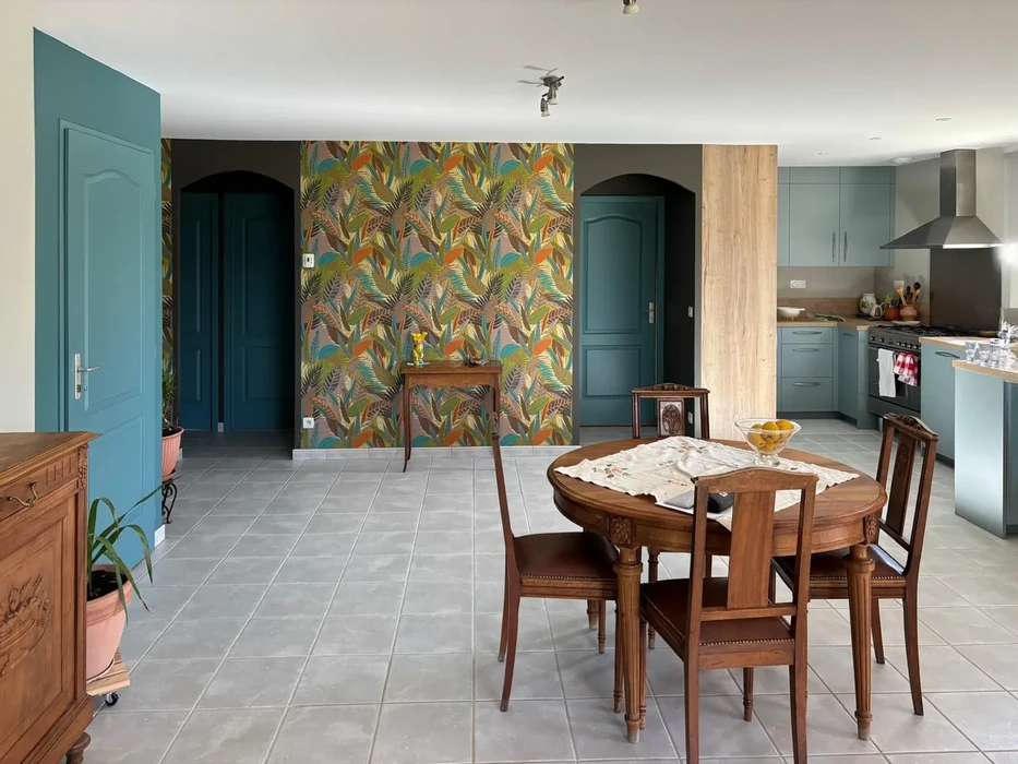 Intérieur moderne avec cuisine ouverte sur salle à manger