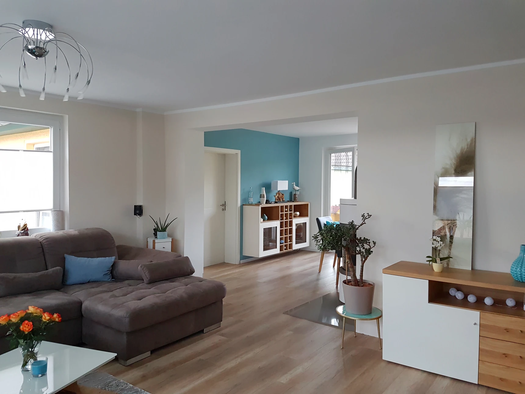 Espace de bureaux moderne et lumineux avec murs blancs, sol en carrelage gris clair