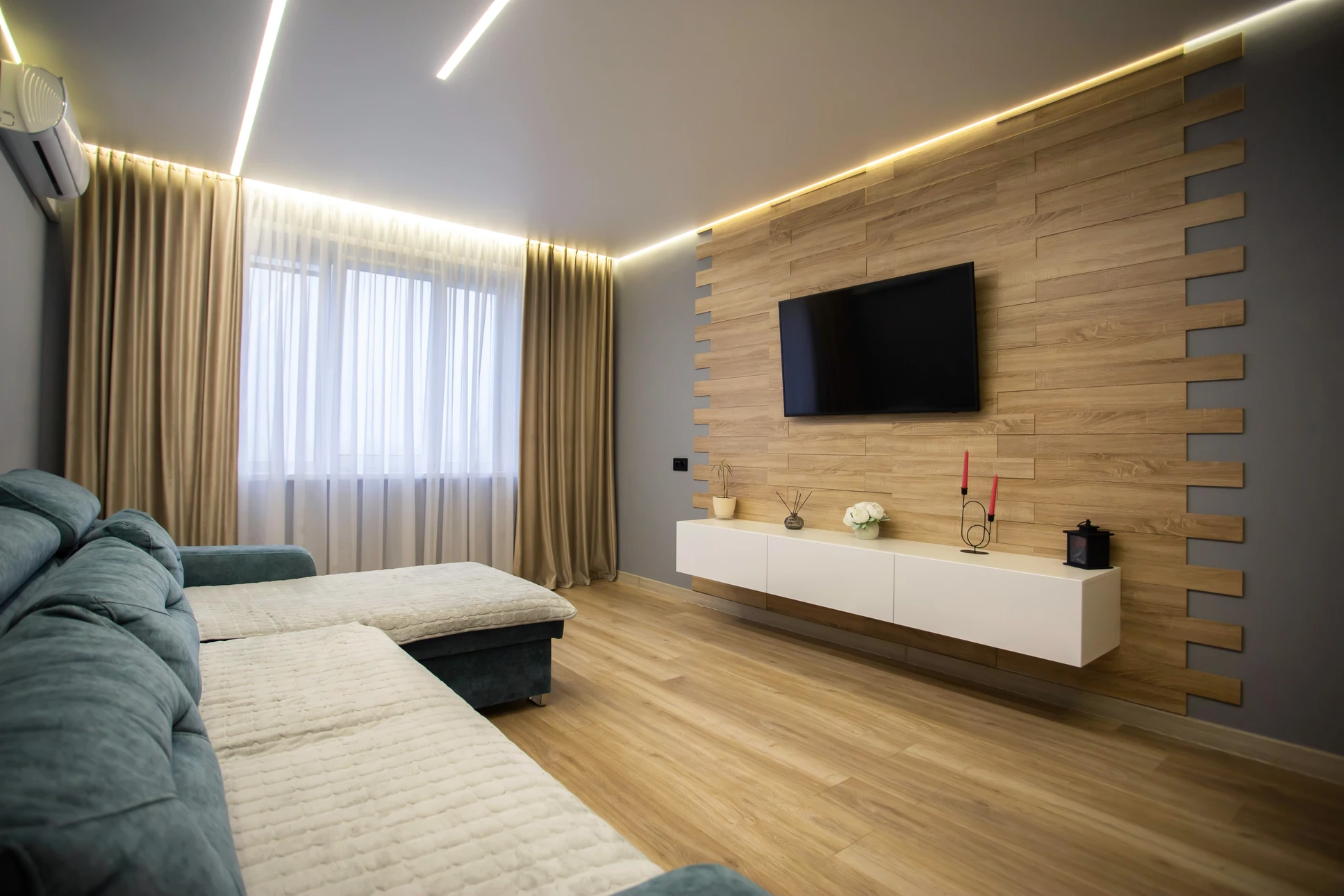 Un carreleur professionnel installe du carrelage blanc sur un sol int&eacute;rieur