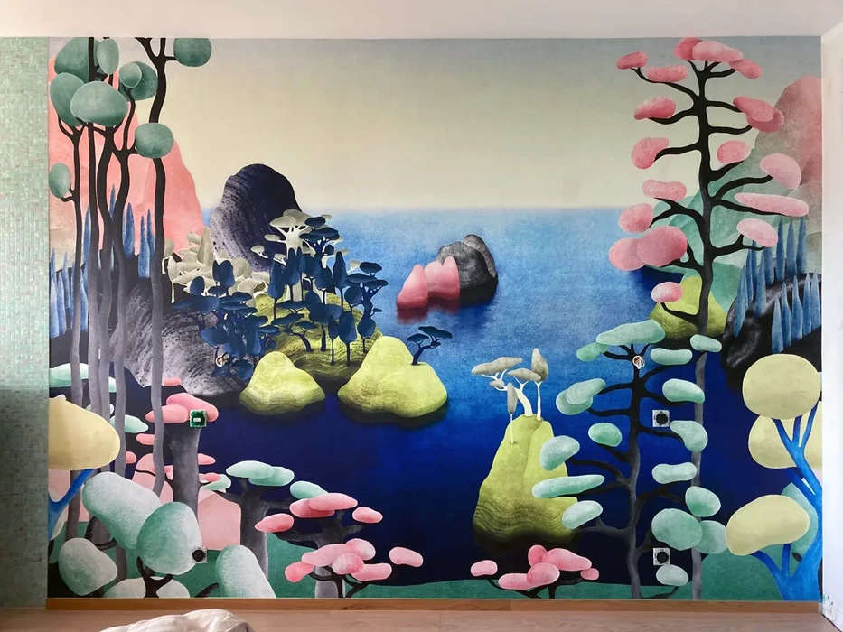 Femme d'affaires en tailleur contemplant son ombre projetée sur mur, révélant silhouette de super-héroïne avec cape flottante