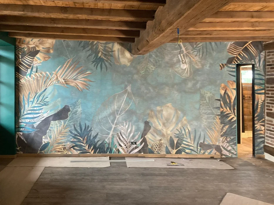 Deux enfants en costumes de super-héros jouent dans une chambre d'enfant