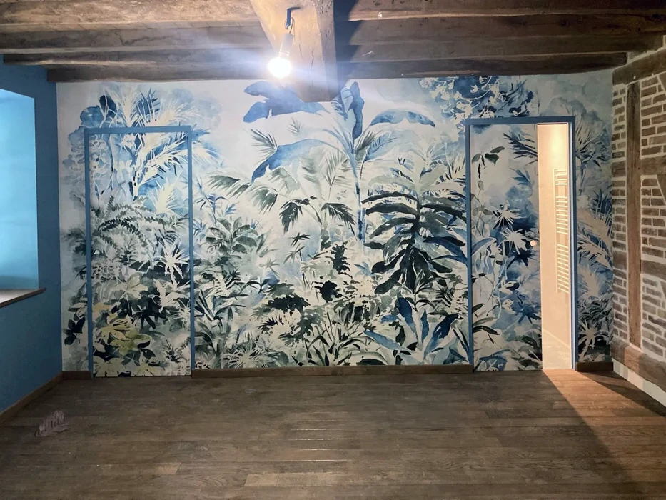 Chambre d'enfant thématique pirate avec lit en forme de bateau, bureau en bois, commode à tiroirs et coffre au trésor