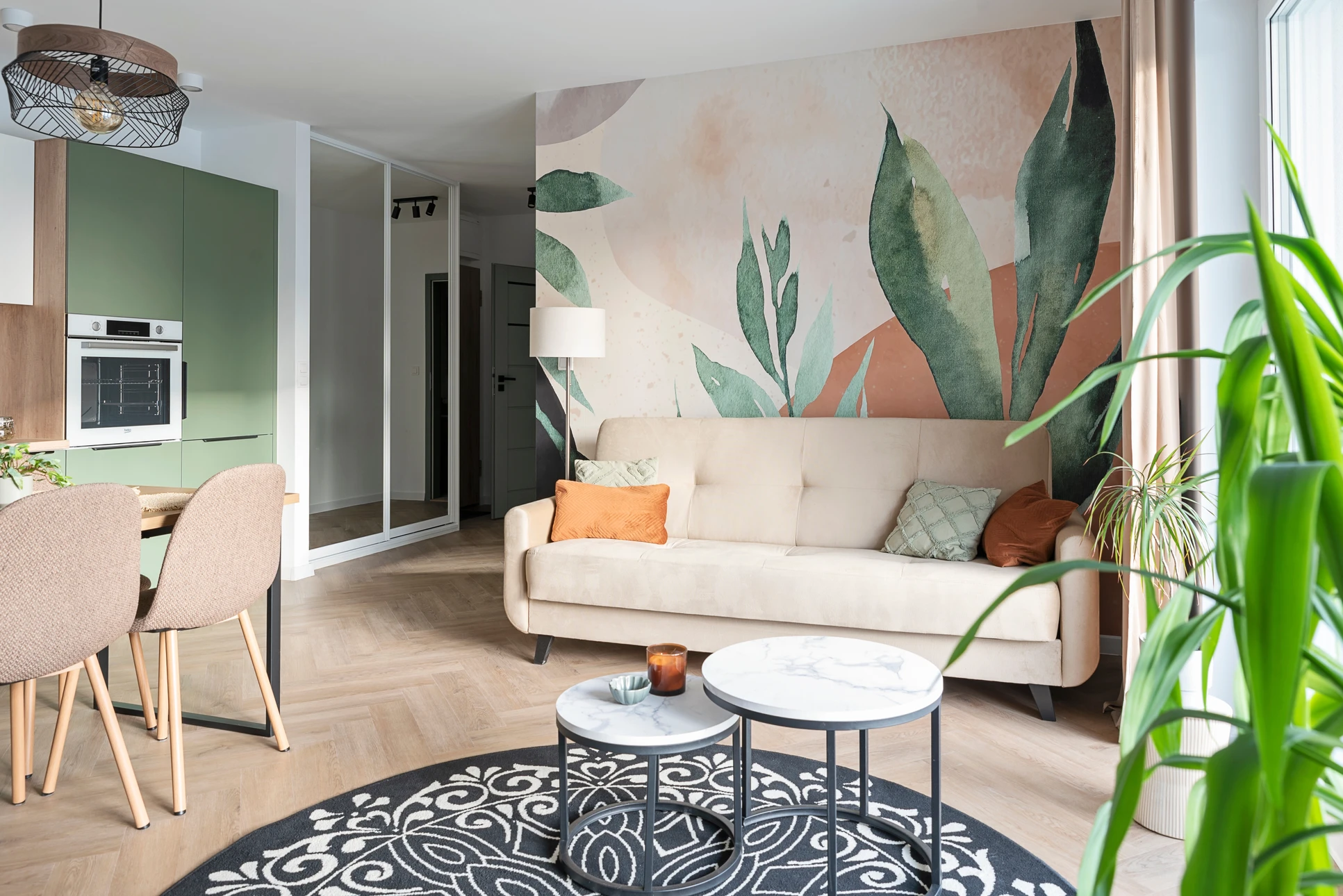 Professionnel homme travailleur ajustant tapis &agrave; la taille de la chambre, photo en gros plan