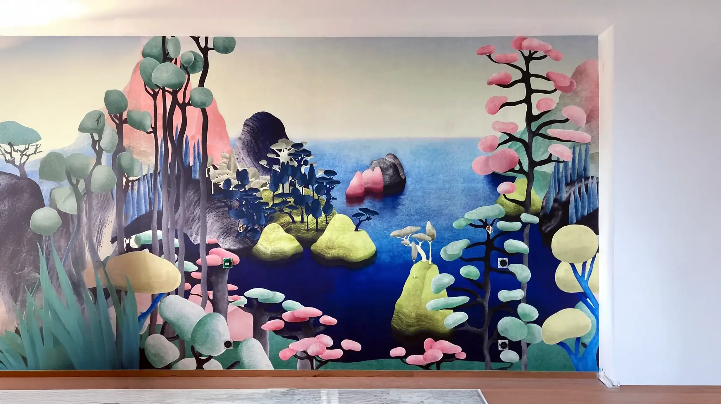 Chambres modernes &eacute;l&eacute;gantes et d&eacute;cor&eacute;es dans des tons vifs, avec fresque murale et coussins