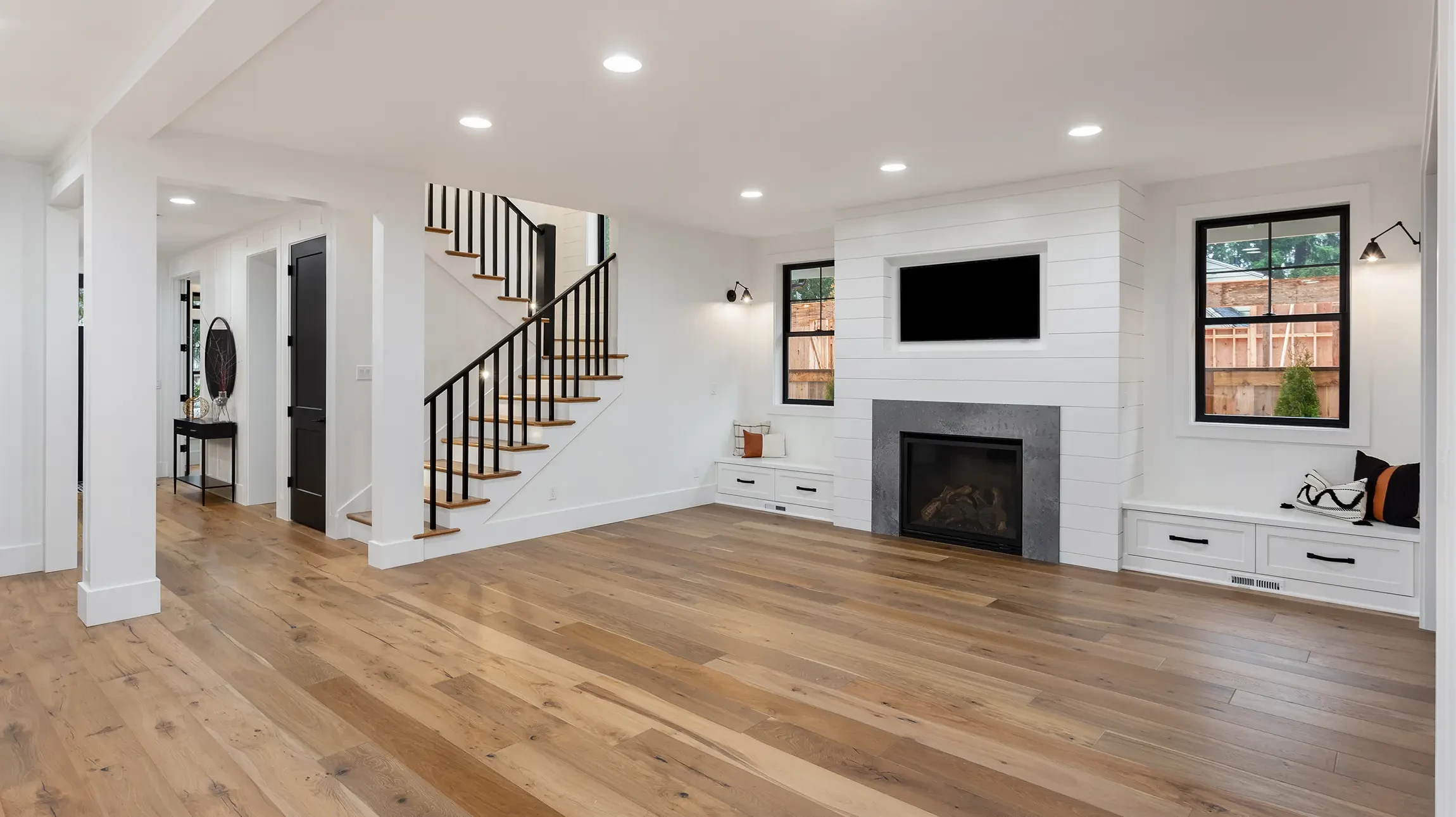 Chantier de r&eacute;novation ext&eacute;rieure d'une maison jaune &agrave; deux &eacute;tages avec toit en tuiles rouges